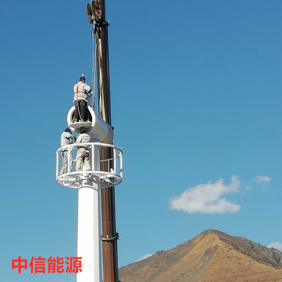西藏微能源网项目风力发电机组顺利吊装
